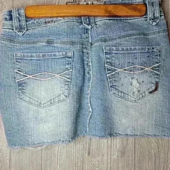 Vanilla Star denim skirt with bead work and minir distressing. Size 7 - Picture 4 of 6